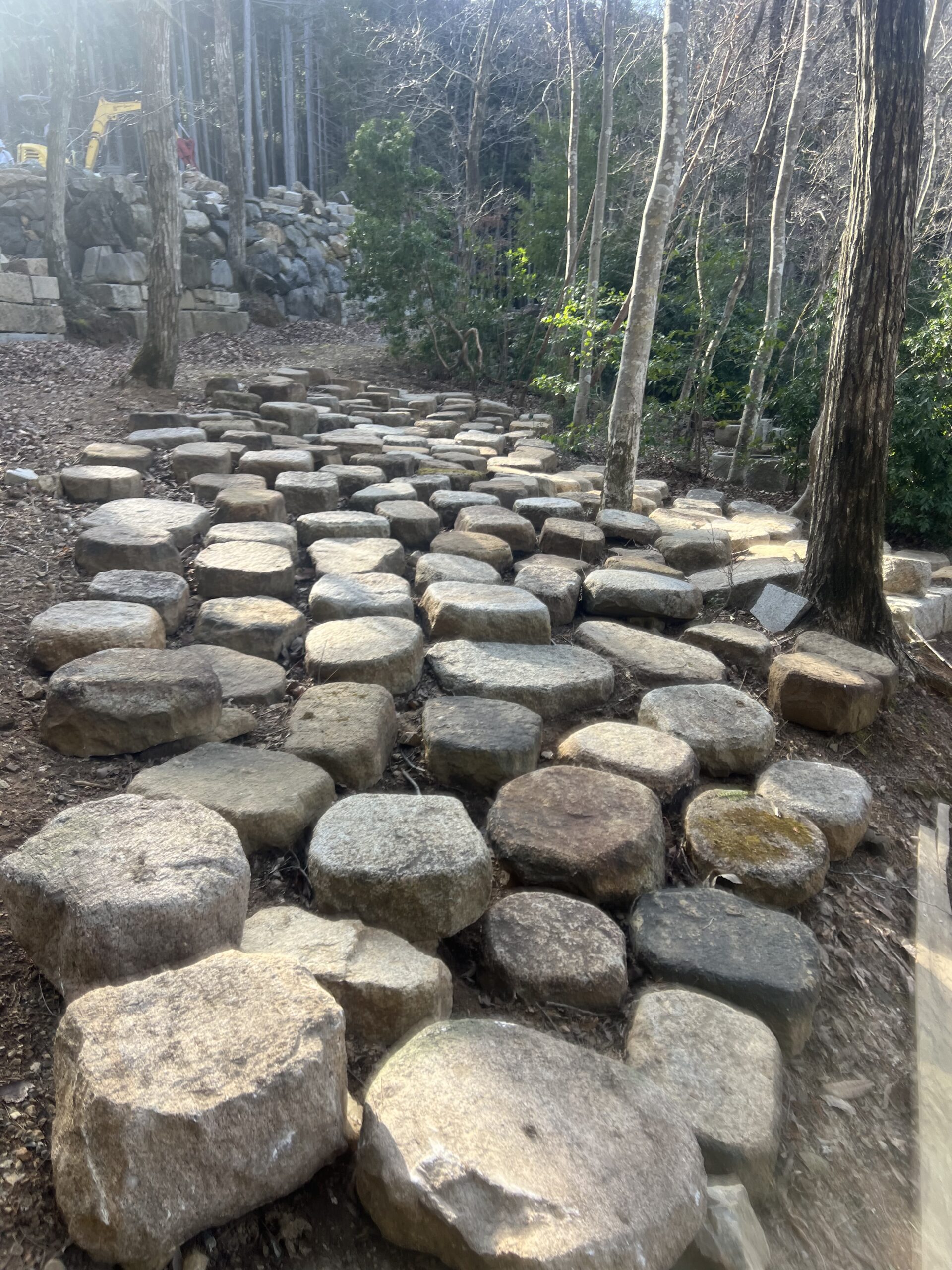 古材の板石と丹波鞍馬の飛石 | 洛西ガーデン｜京都｜坪庭から 大規模